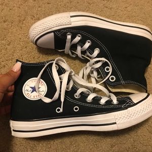 Hightop classic black/white converse!